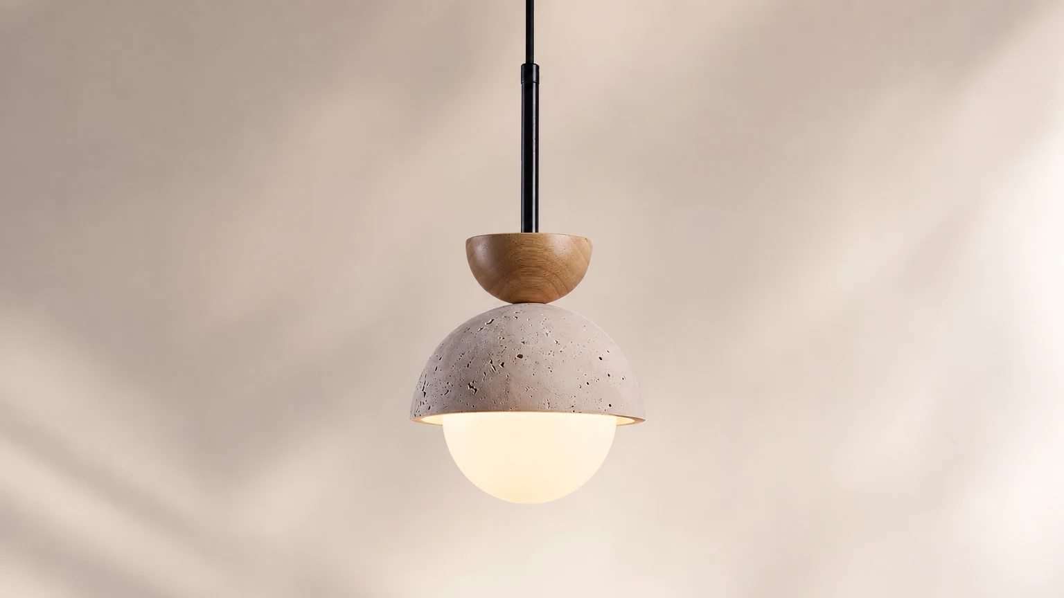 Sferyczna lampa wisząca M261 z kamienia naturalnego w ciepłej scenerii wnętrza