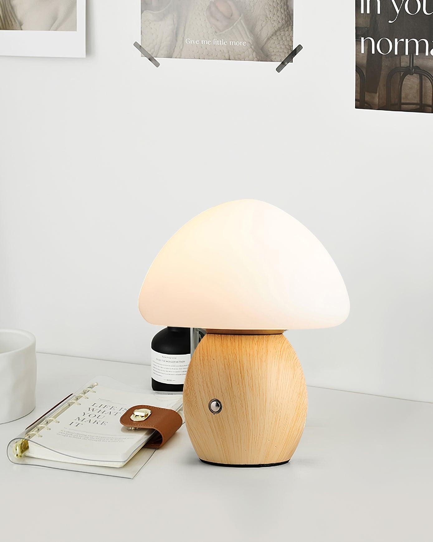 Lampa stołowa w kształcie grzyba z notatnikiem i dekoracjami