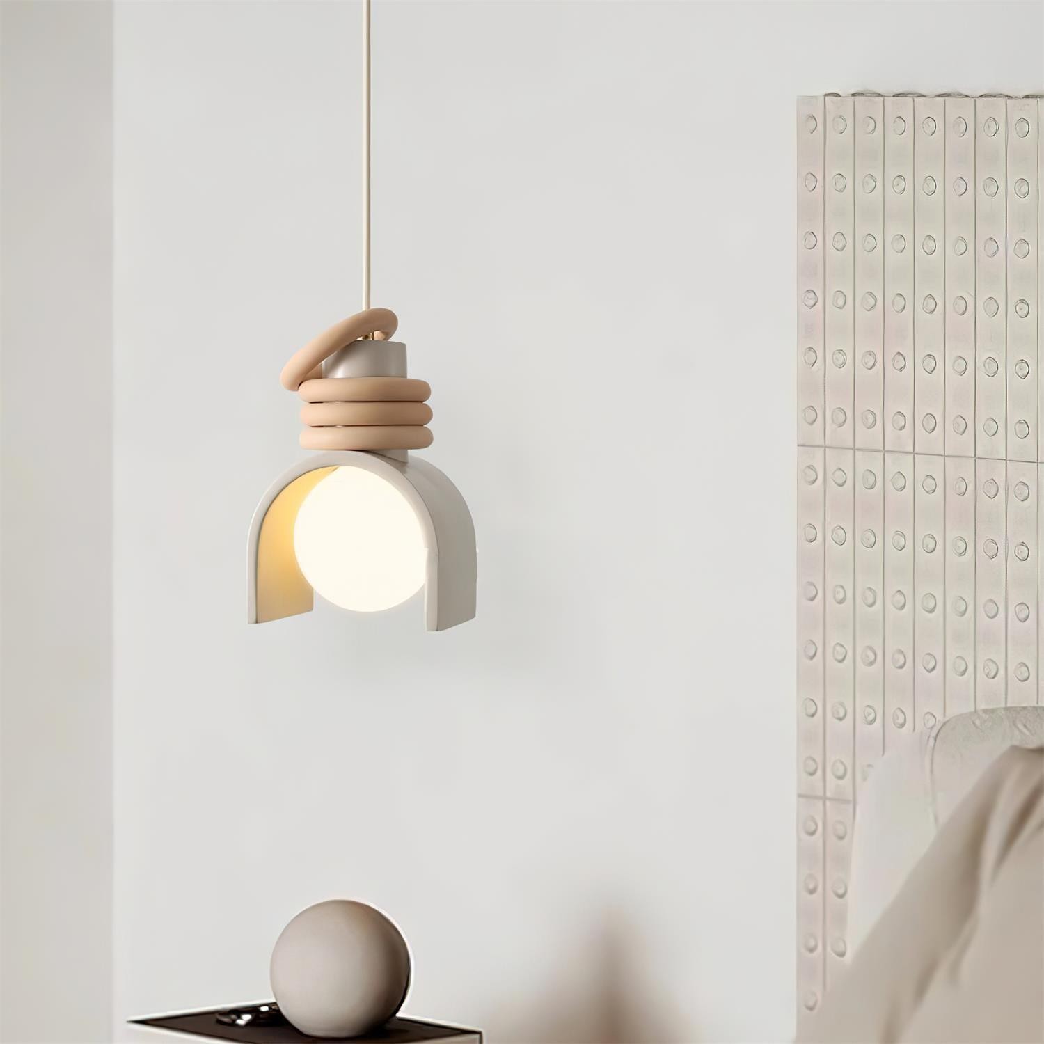 Szara lampa wisząca w minimalistycznym wnętrzu