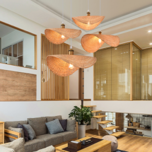Lotus-Holzpendelleuchten im Wohnzimmer installiert