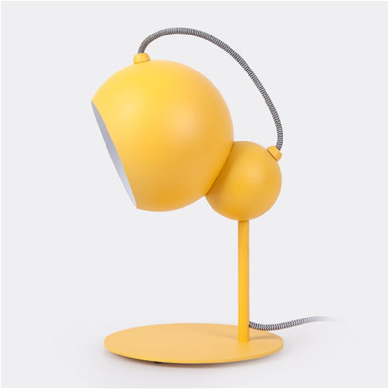 Gelbe kugelförmige Tischlampe