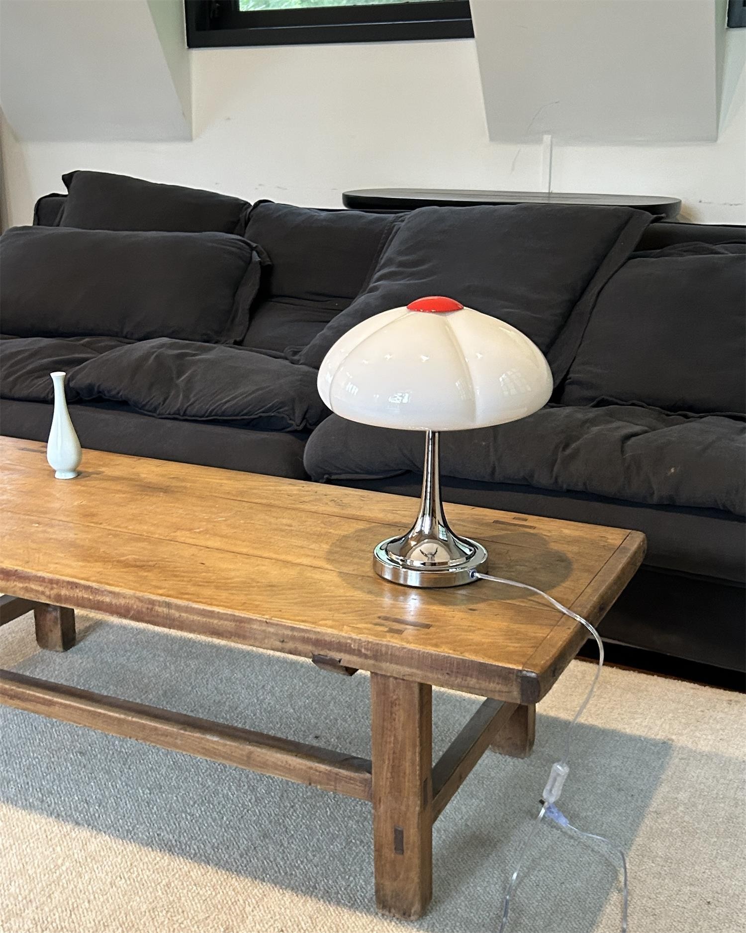 Lampa M321 na stoliku kawowym w salonie