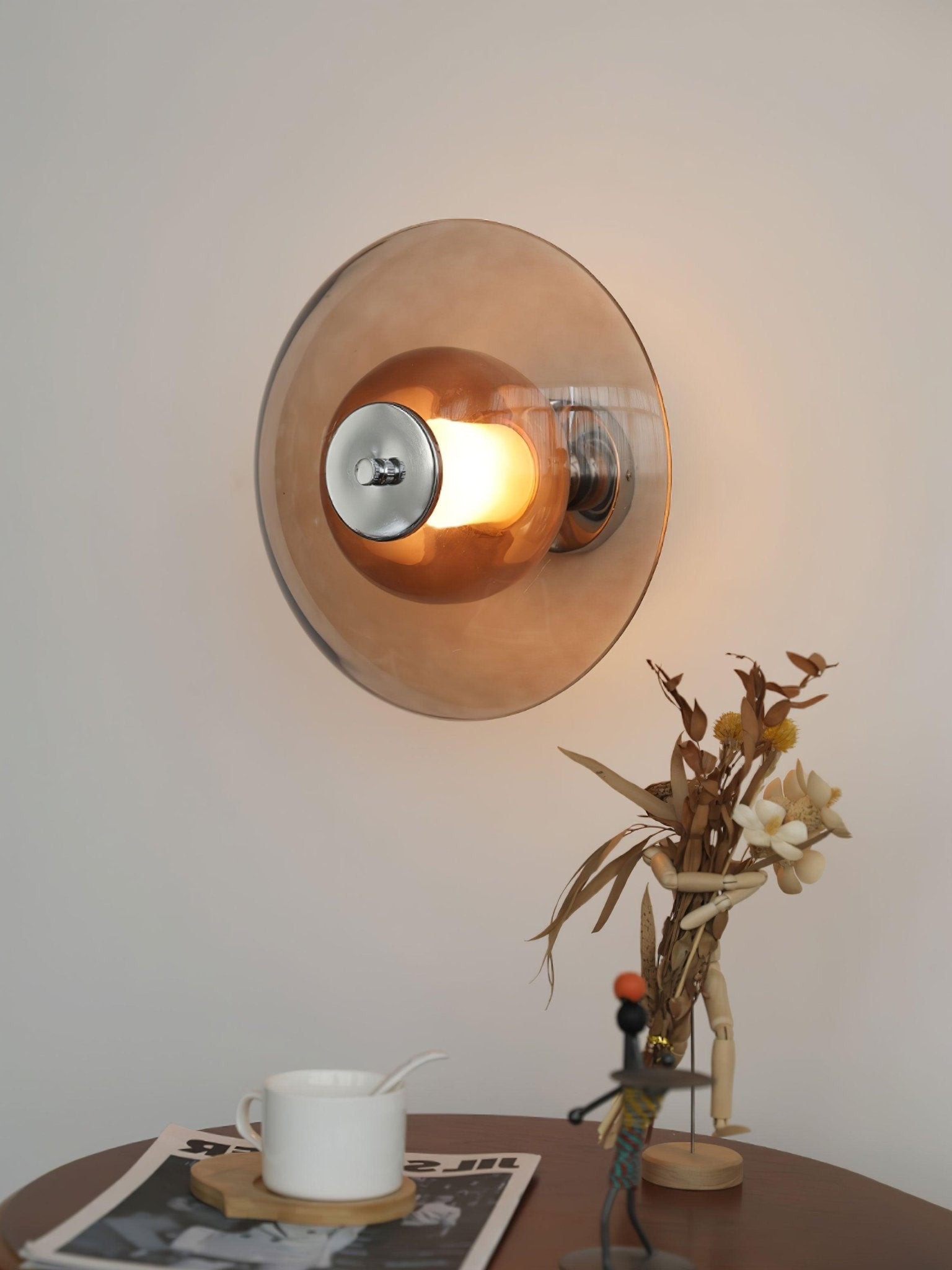 Lampa ścienna Flying Saucer nad blatem