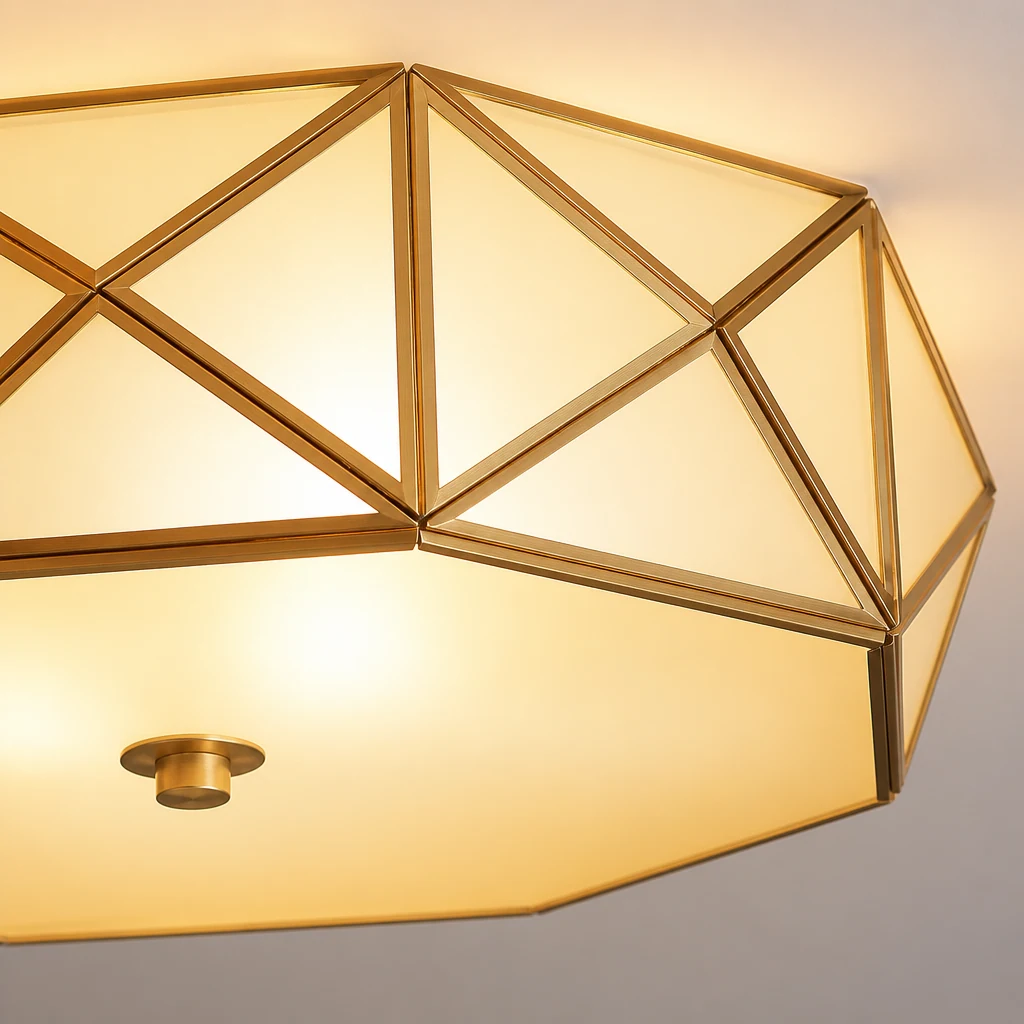 Zbliżenie na mosiężne i szklane wykończenie wpuszczanej lampy sufitowej M556 w kształcie geometrycznym