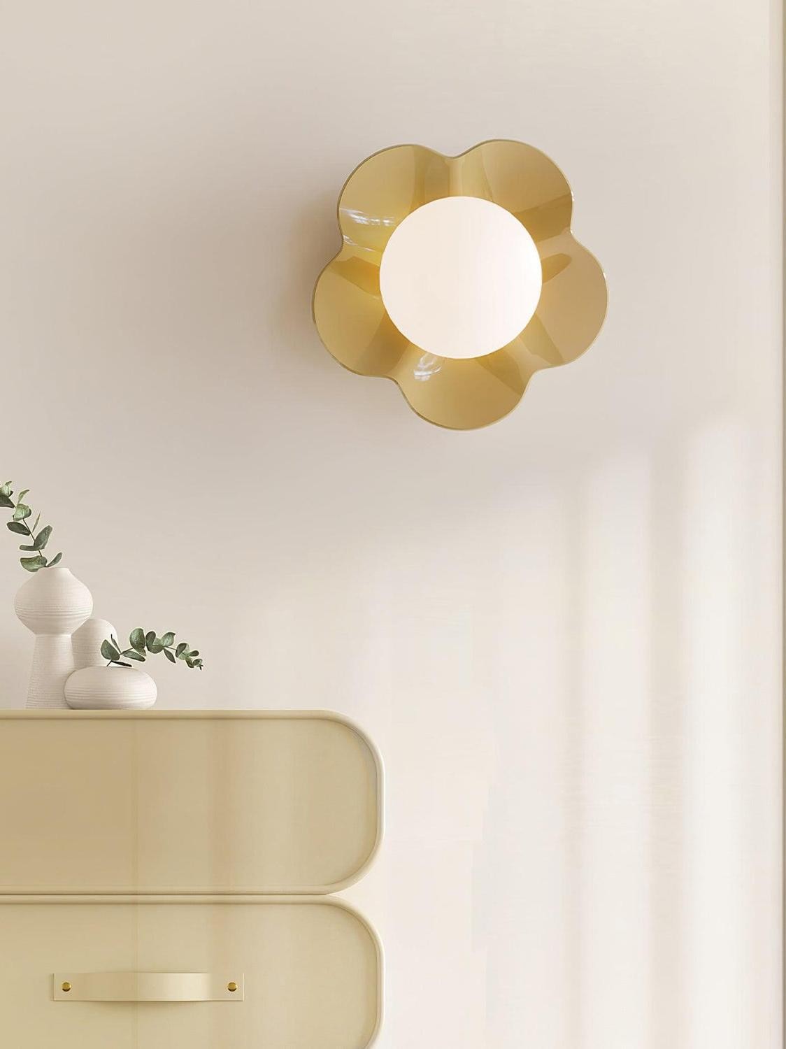 Złoto-żółta lampa ścienna La Fleur nad szafką