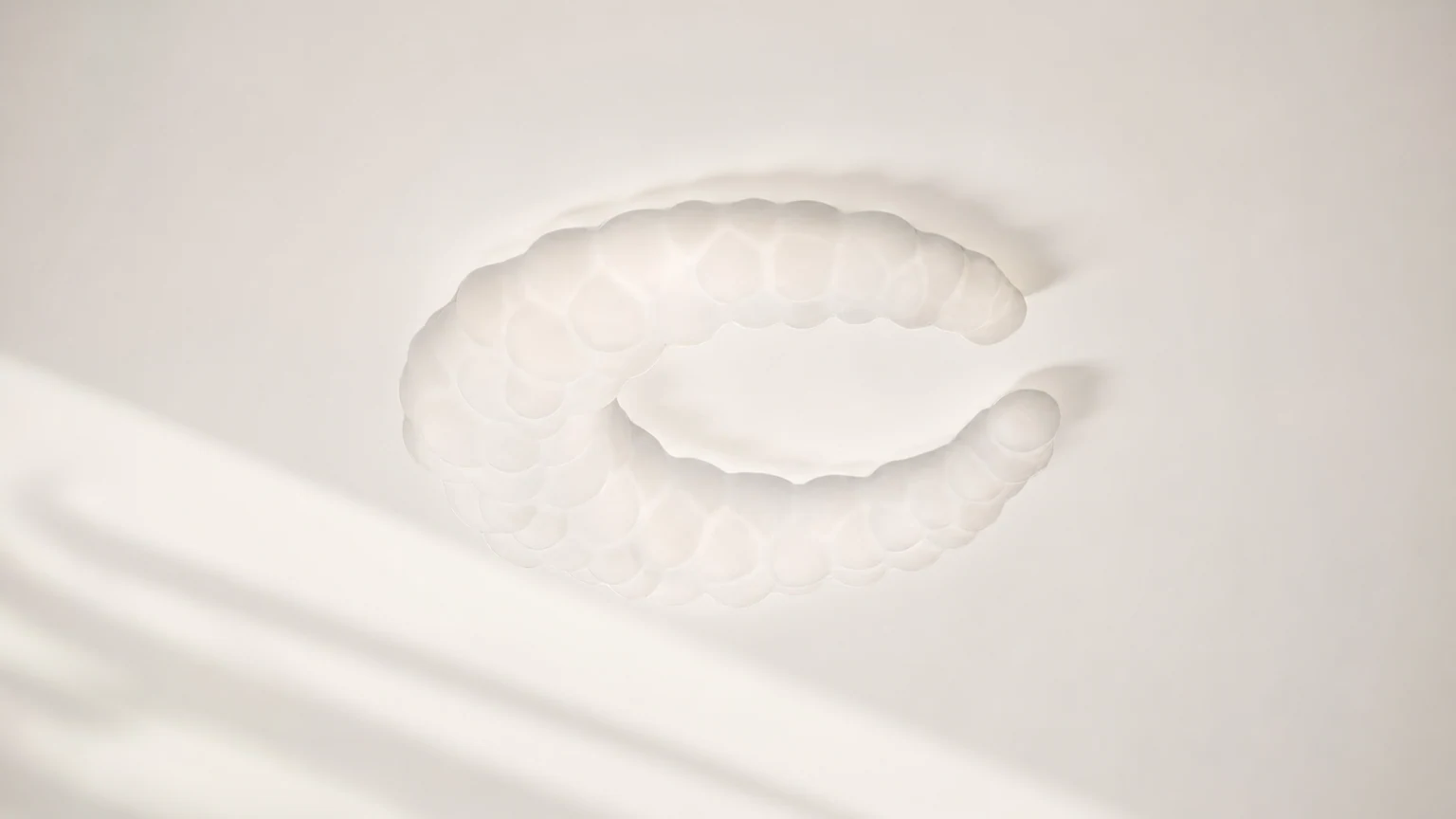 Lampa sufitowa Moon M580 w stylu kremowym w ciepłej scenerii wnętrza