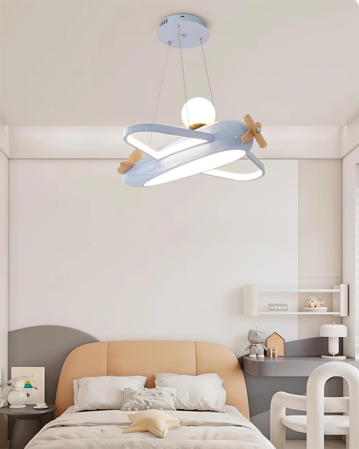 Blå flylampe på et barnerom