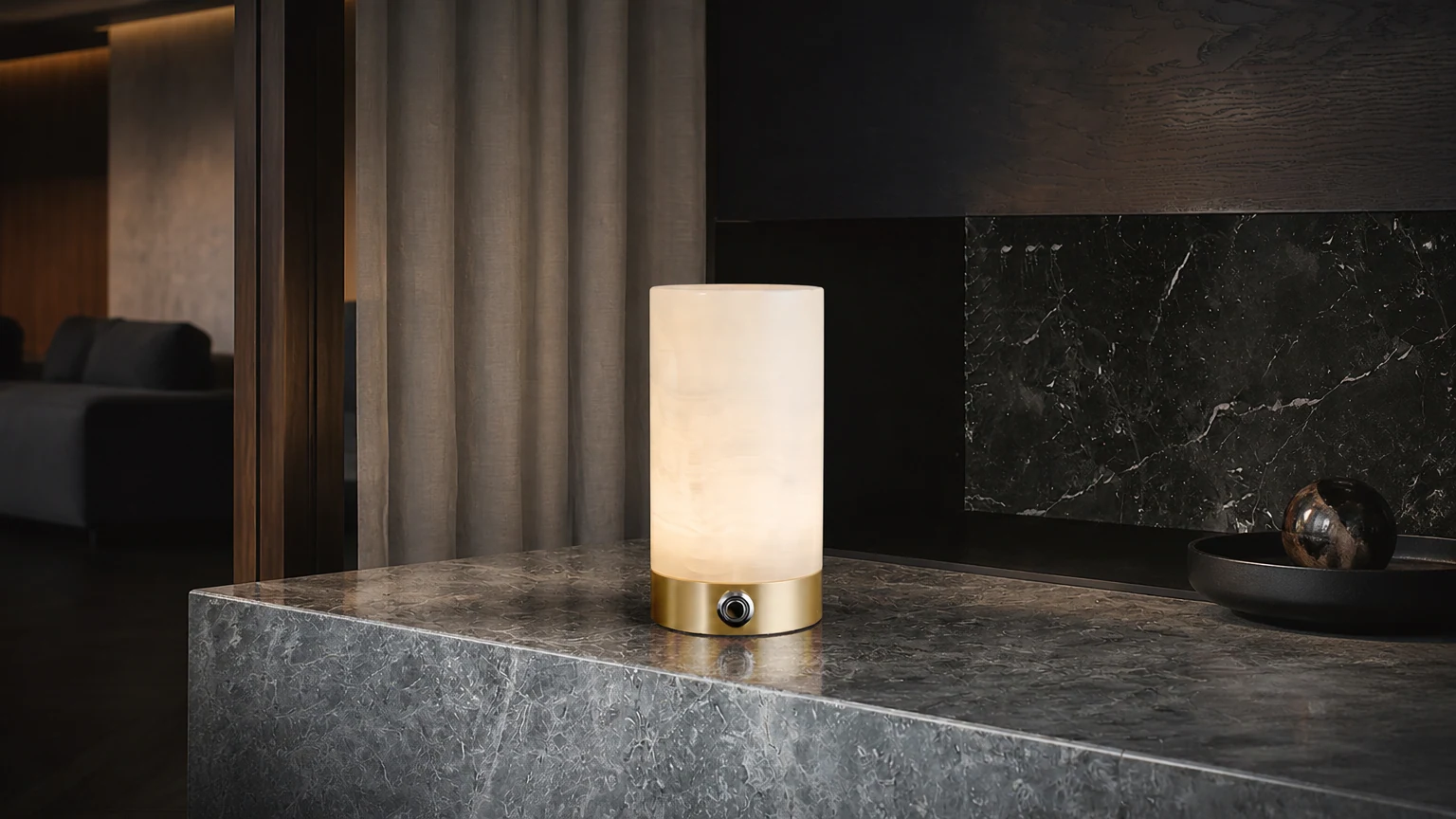 Lampa stołowa Totem Alabaster D499 świecąca w ciepłym wnętrzu