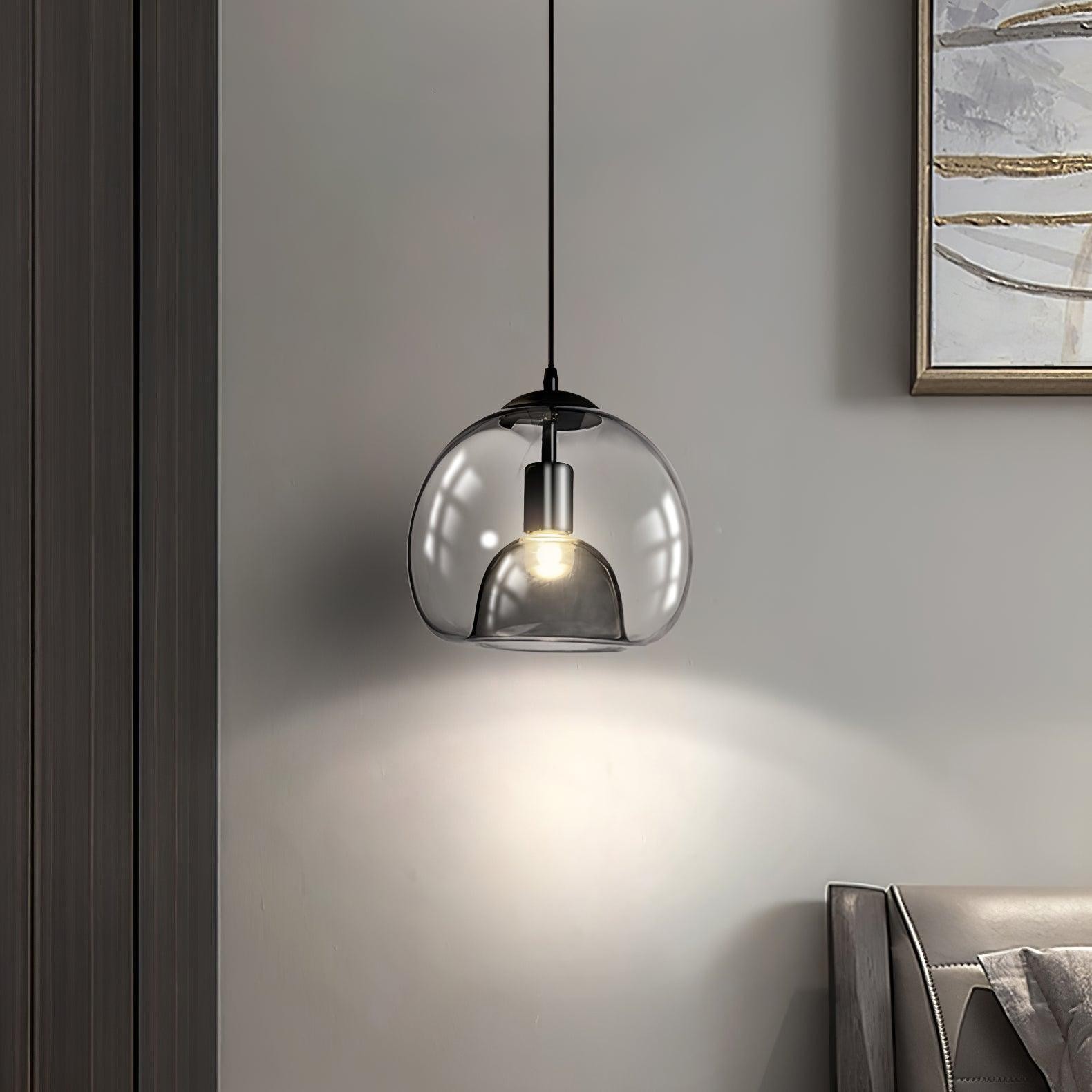 Lampa wisząca Pearl Essence oświetlana na wewnętrznej ścianie