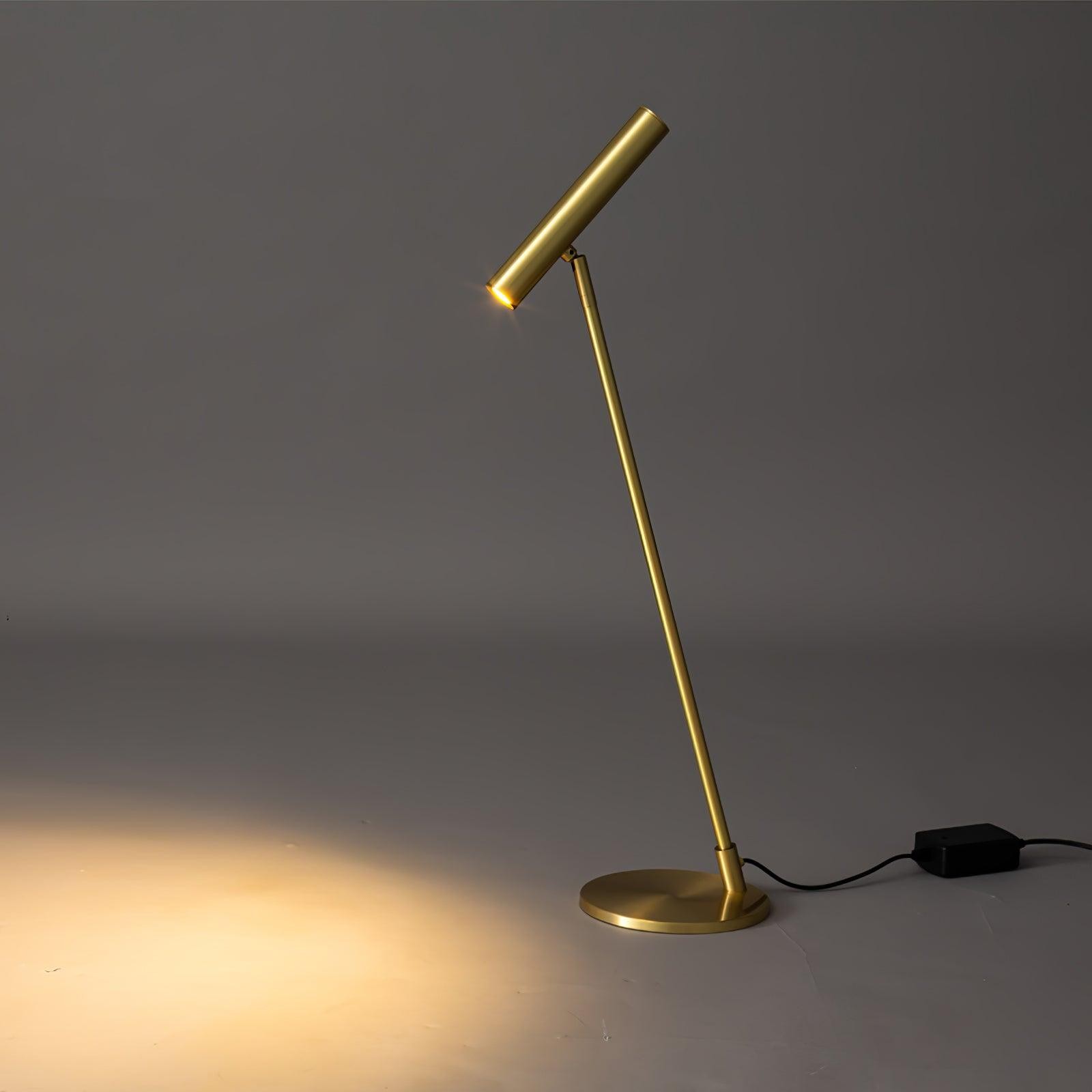 Mosiężna lampa M507 w oświetlonej scenie studyjnej z widocznym adapterem