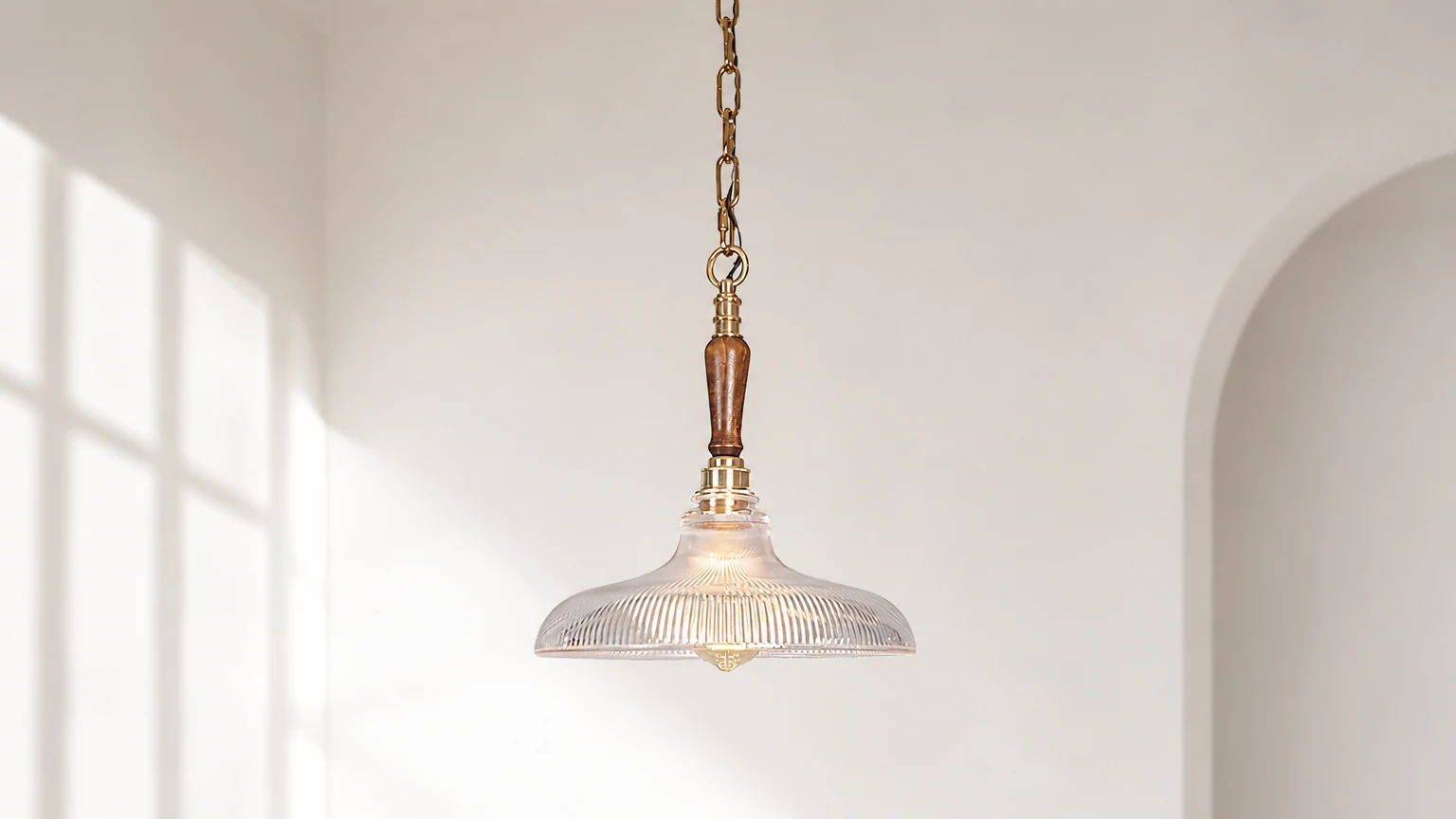 Lampa wisząca Holophane D471 w ciepłym wnętrzu