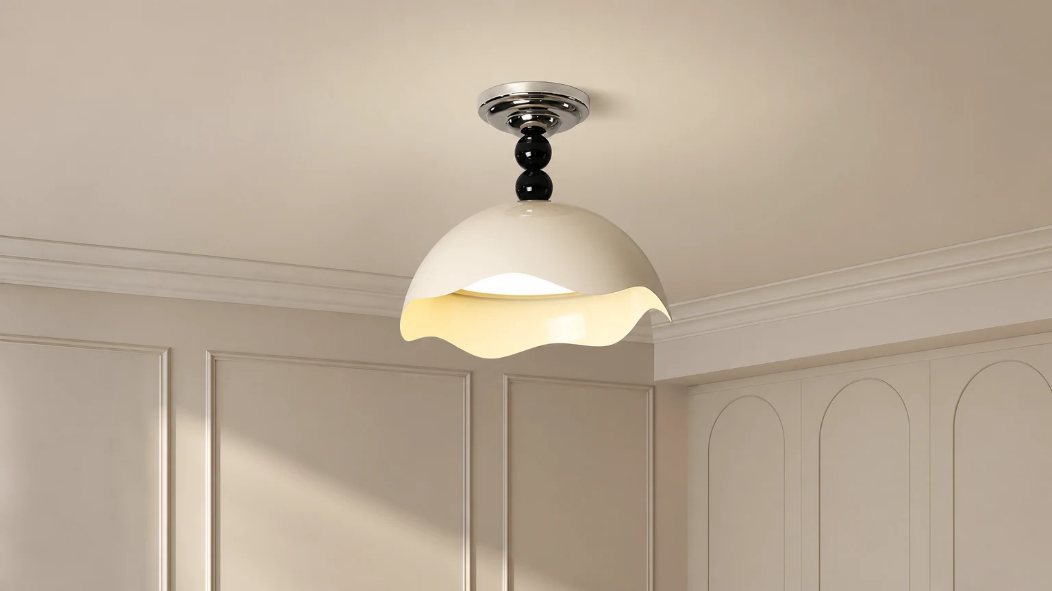 Nowoczesna lampa sufitowa Wave Crest Metal M500 zainstalowana w ciepłej scenerii wnętrza