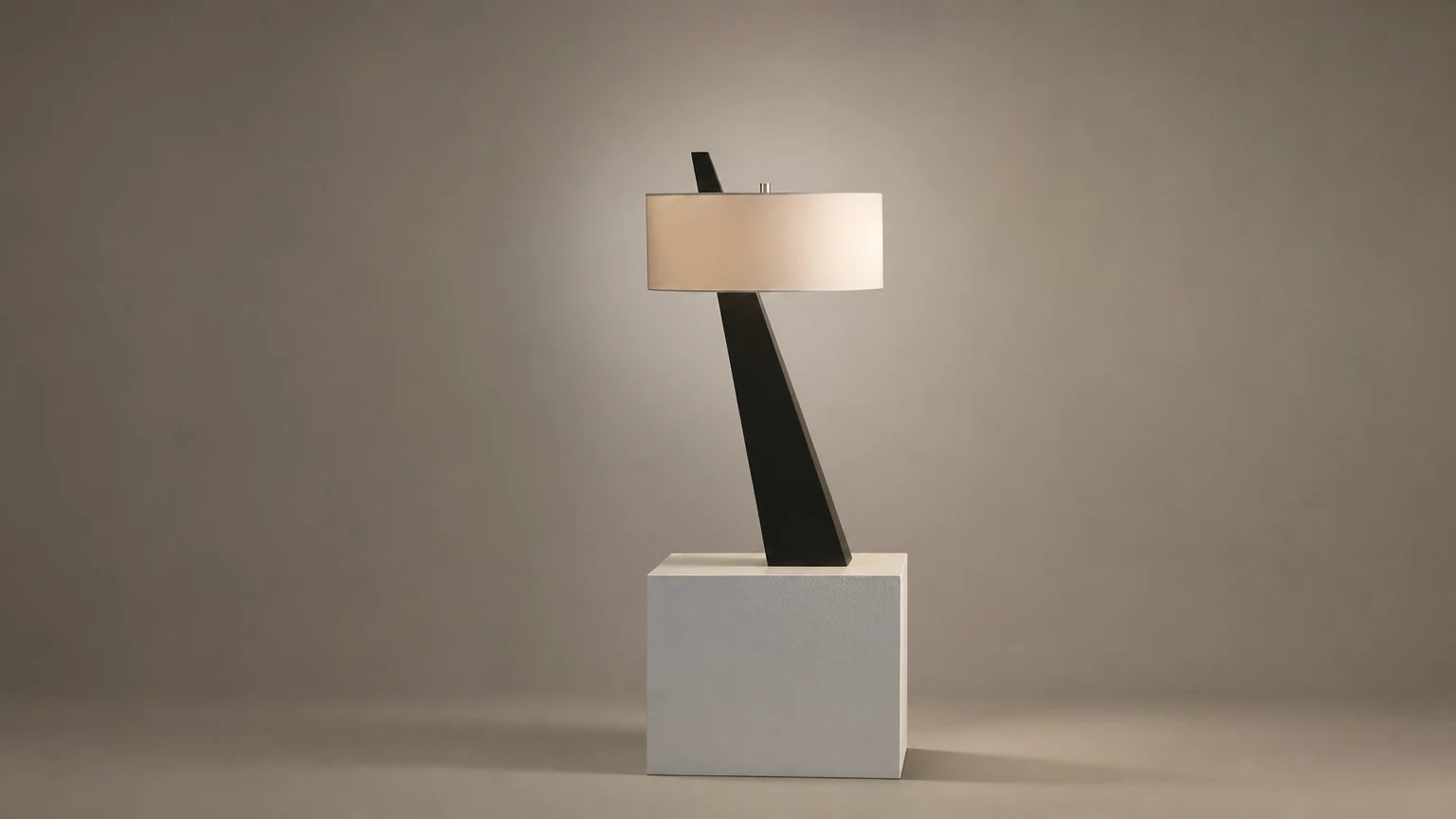 Lampa stołowa Jett Obelisk D461 w ciepłej oprawie wnętrza