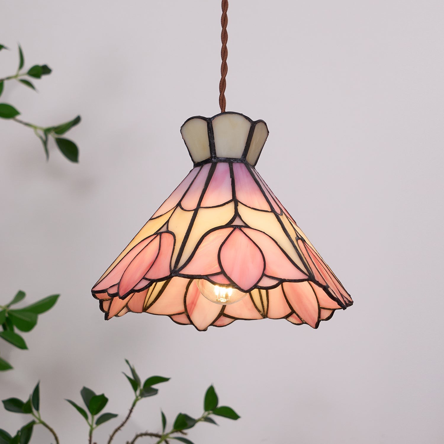 Retro lampa wisząca Tiffany z liśćmi roślin w pokoju