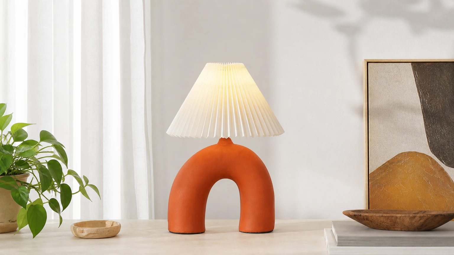 Łukowa plisowana lampa stołowa M495 w ciepłej scenerii wnętrza