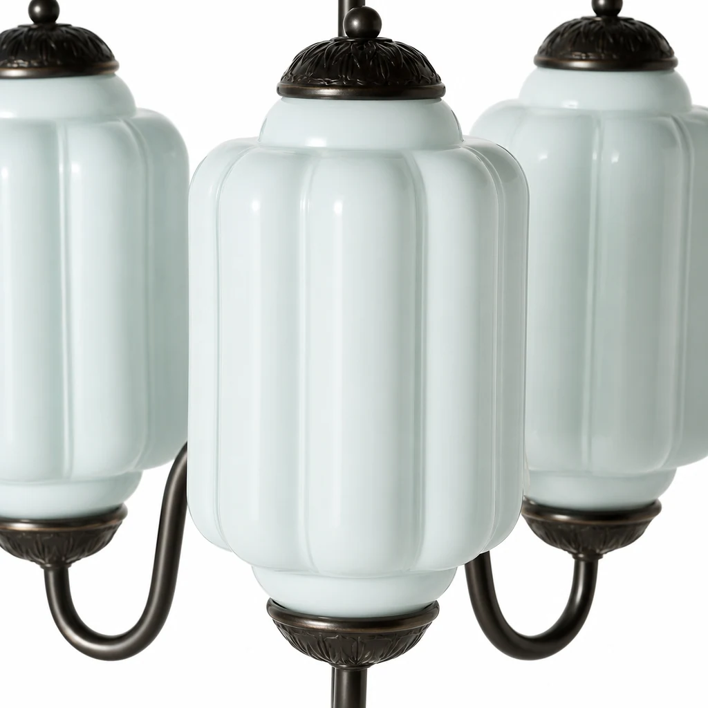 Zbliżenie na szklany klosz Eloise Chandelier G110 i metalowe elementy