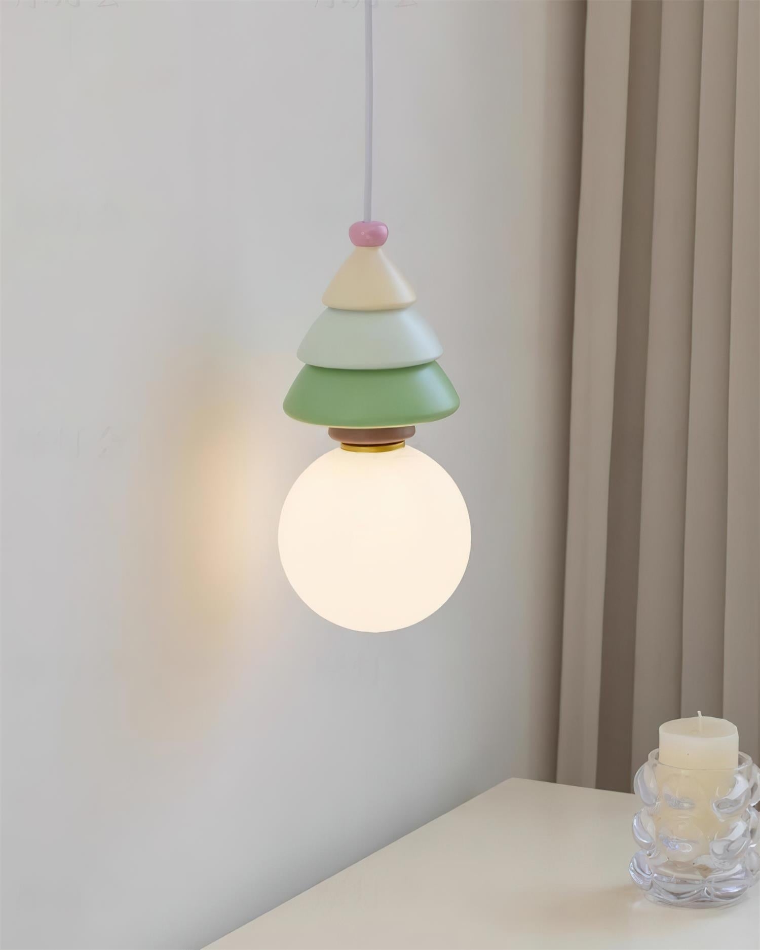 Lampa wisząca Luma Globe nad blatem obok zasłon