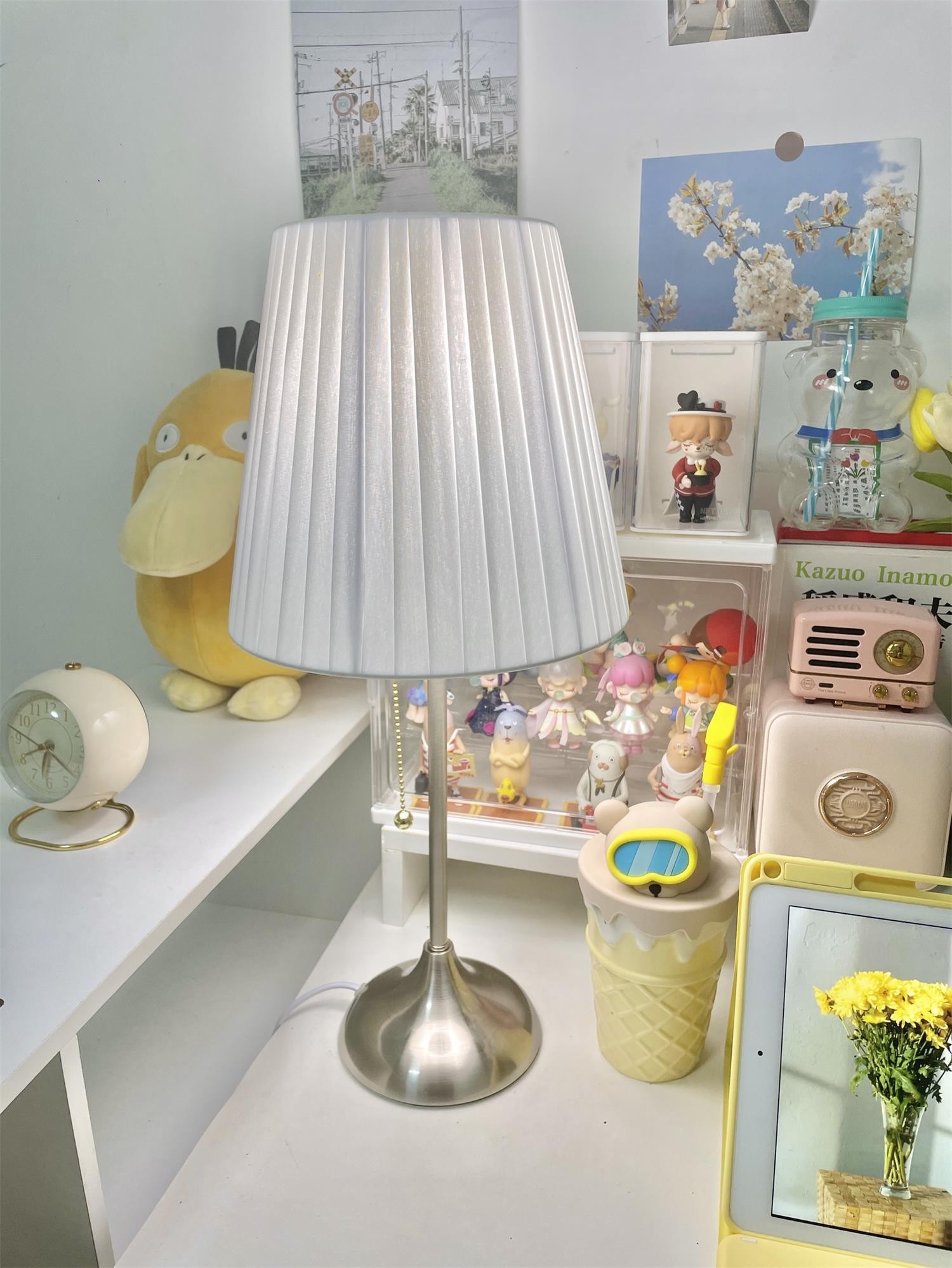 M91-lampe i en lagdelt dekorativ bordscene