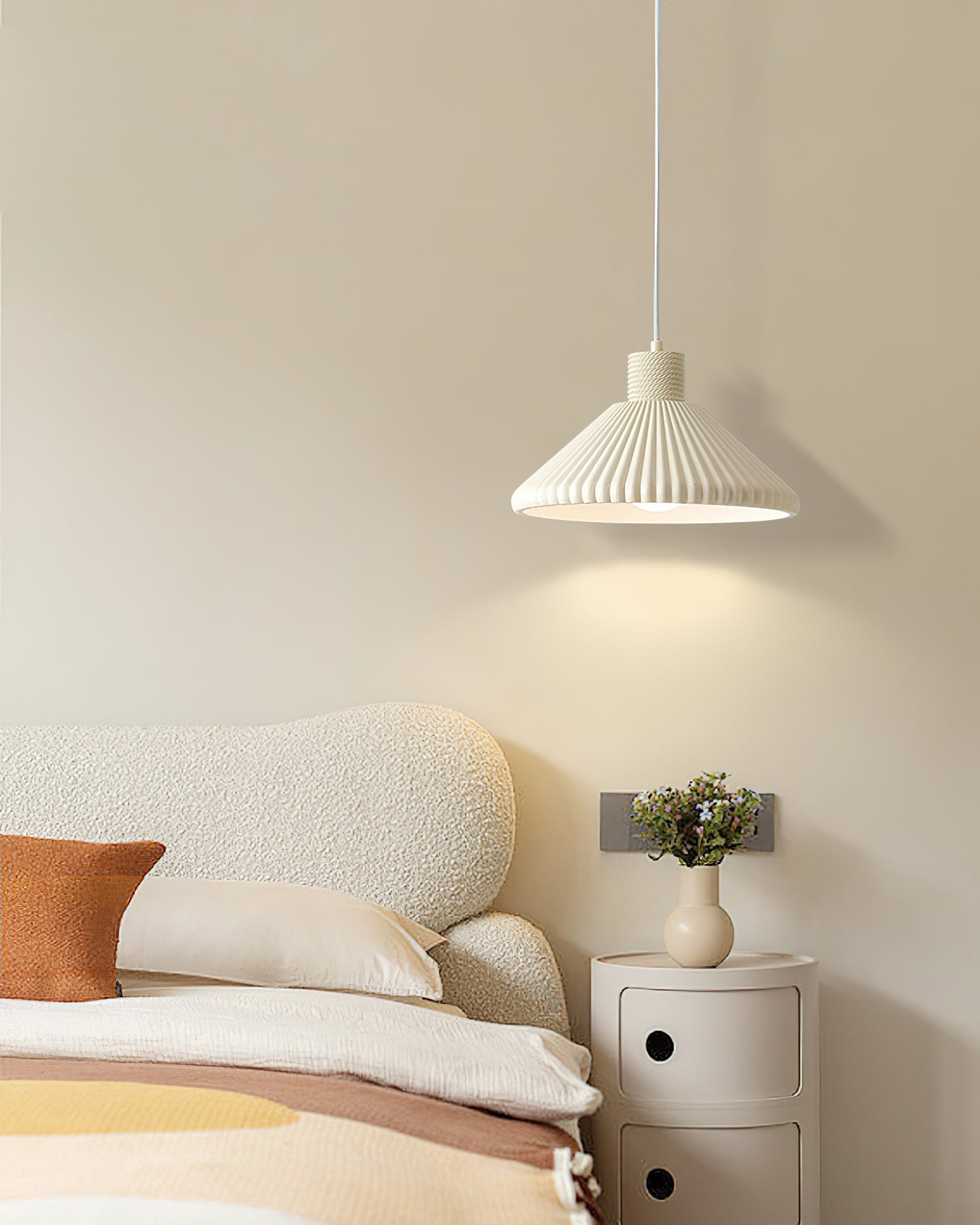 Lampa wisząca nad stolikiem bocznym w scenie sypialni