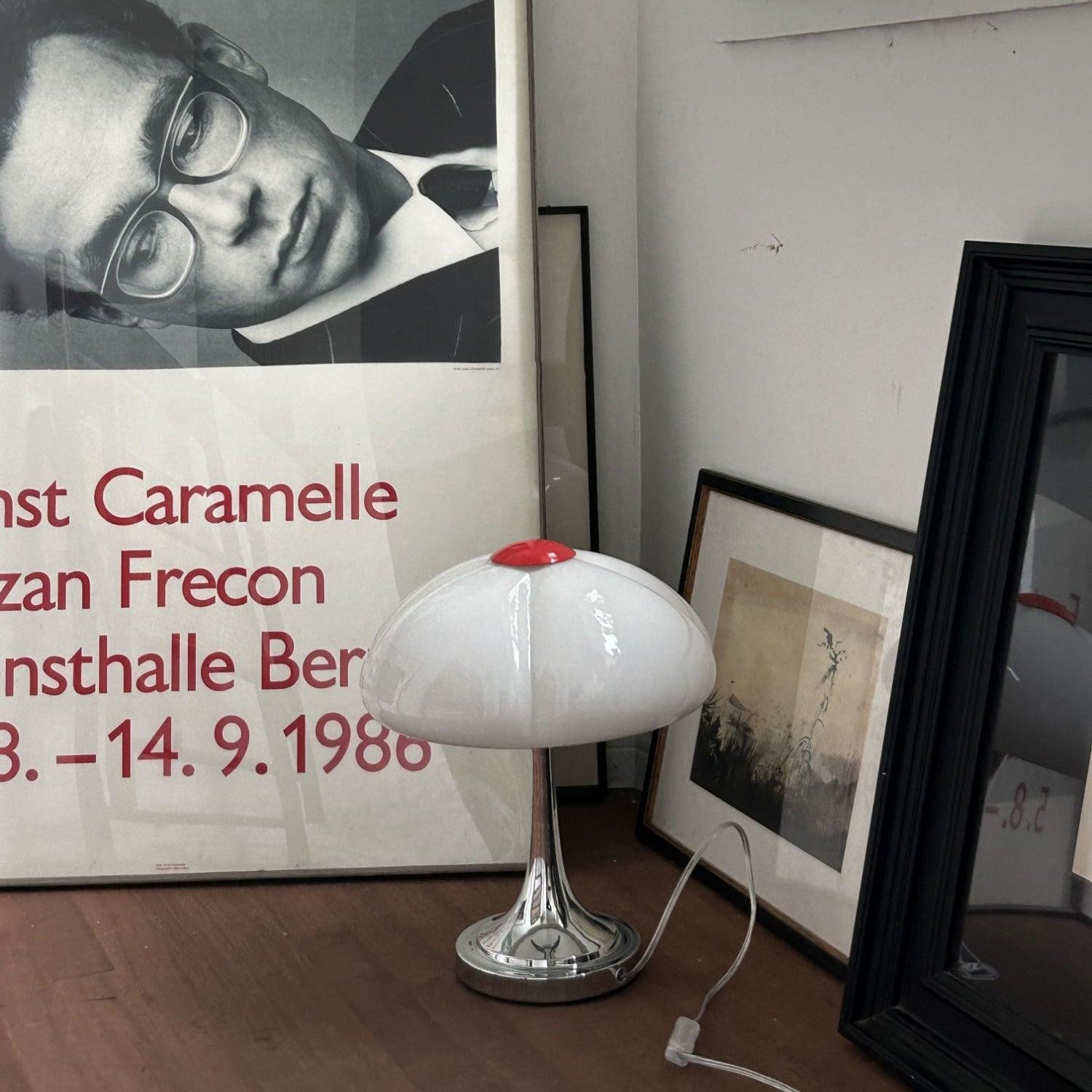 Lampa stołowa grzybkowa M321 na blacie z oprawioną grafiką