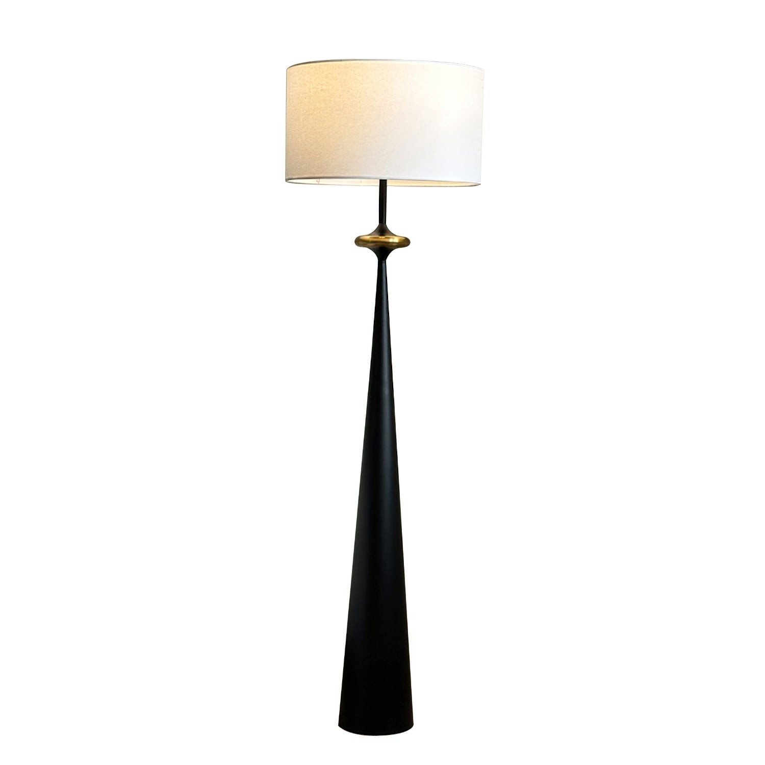 Vista del producto: Lámpara de pie Putney T426, color negro intenso.