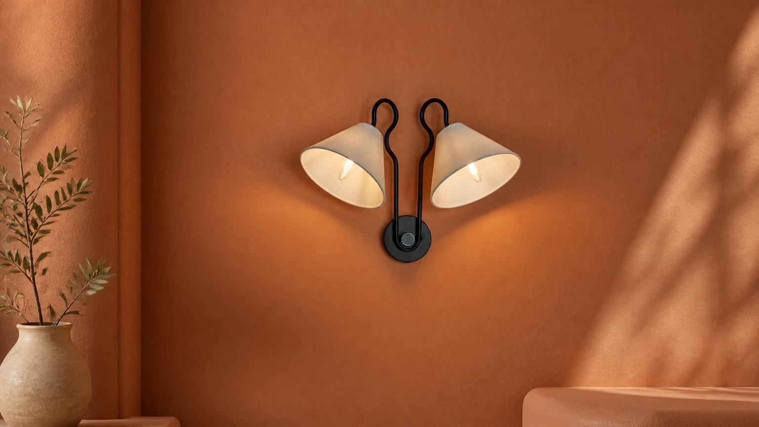 Lampa ścienna Madelyn D580 zainstalowana jako ciepła scena świetlna na ścianie