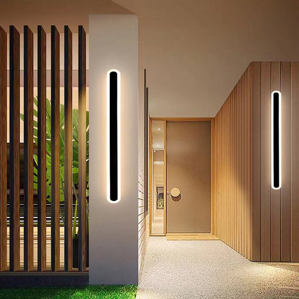 Scena wejściowa z lampą ścienną Edge zainstalowaną w pobliżu drzwi