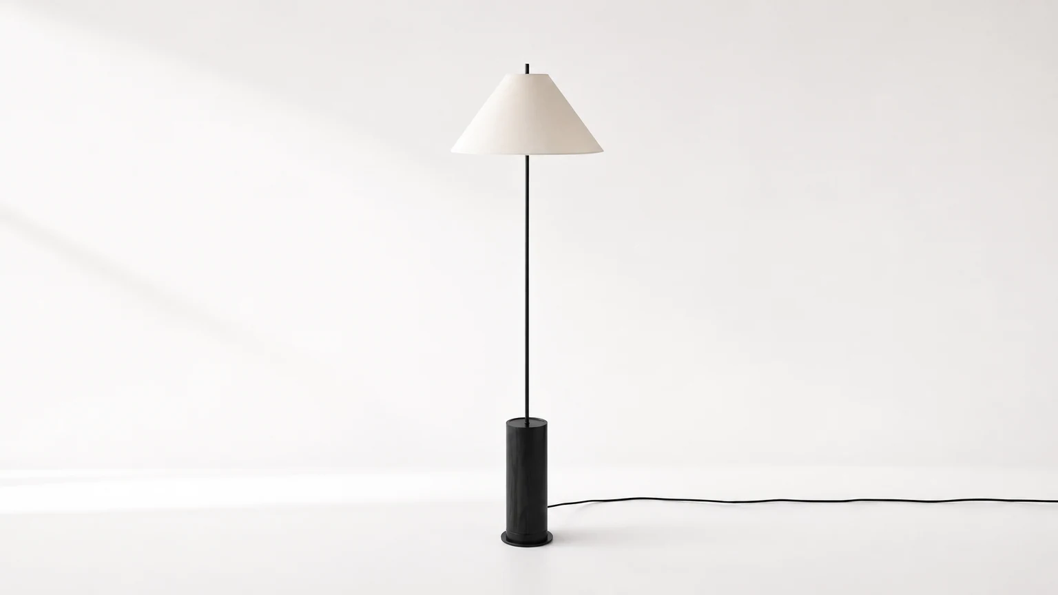 Lampa podłogowa Verdant D248 w spokojnej scenie wnętrza