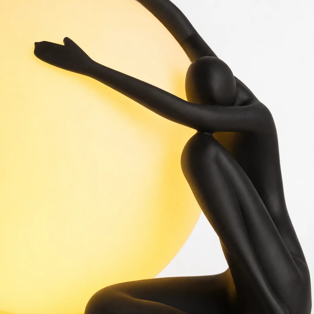 Nærbilde av Humanoid Ball Holding-bordlampen M585-finish og globeskjerm