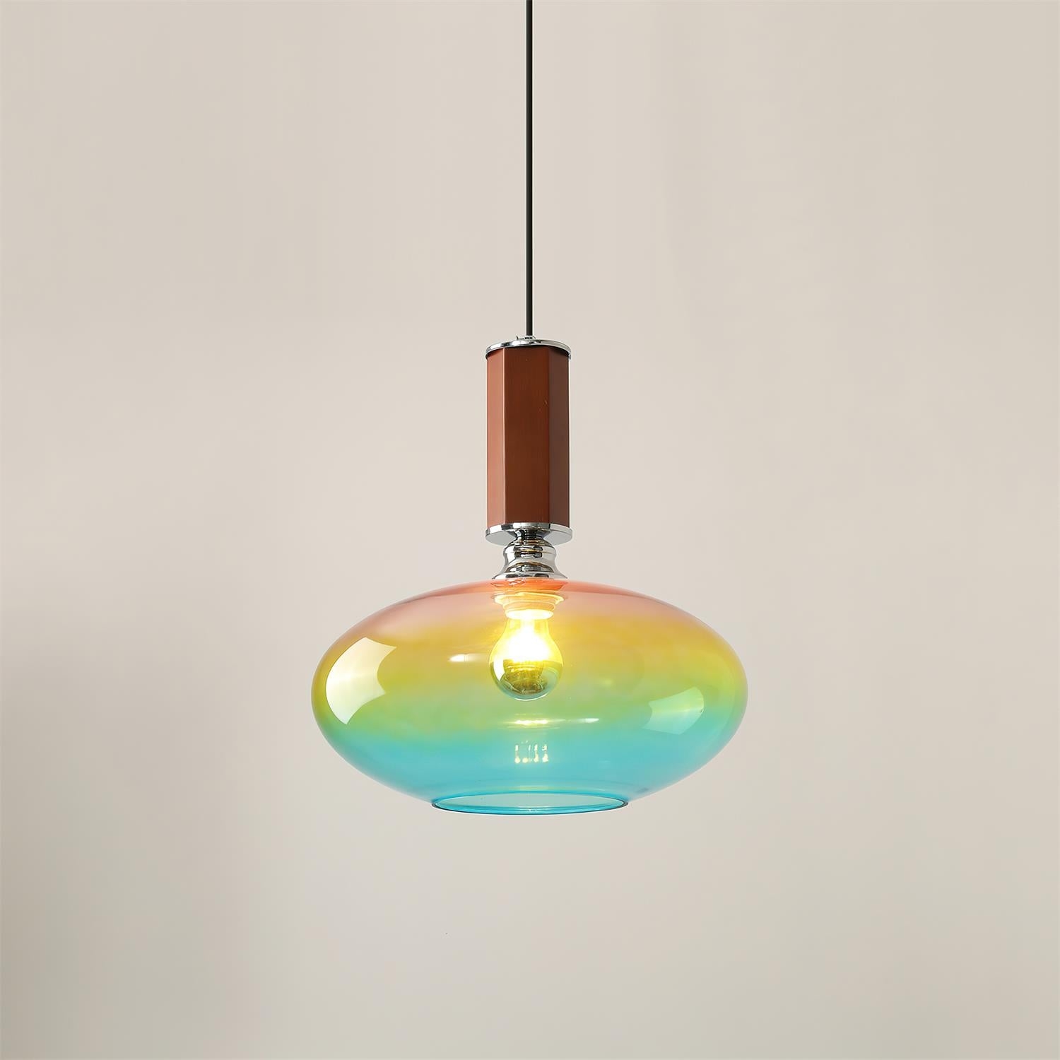 Lampa wisząca Lumia na tle czystej ściany wewnętrznej