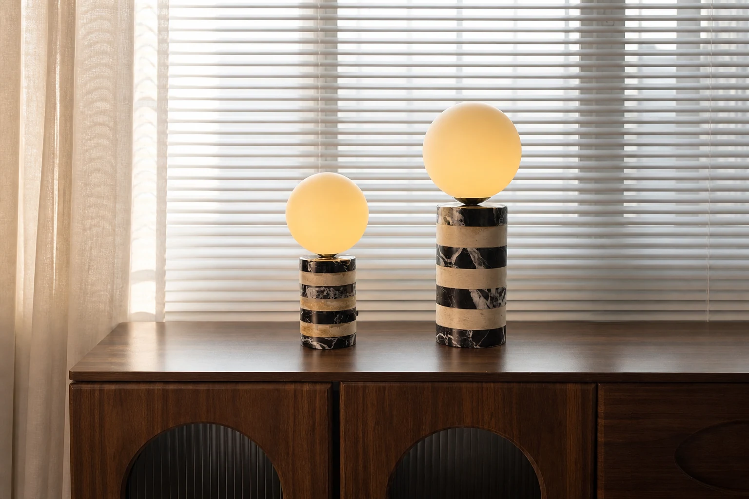 Marmurowa lampa stołowa Charade D711 w stylu lifestylowej lampy stołowej