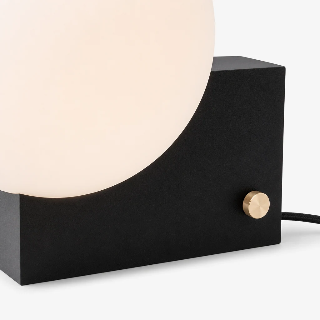 Zbliżenie na geometryczną szklaną kulę lampy stołowej M467