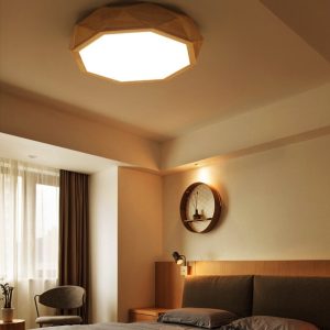 Drewniana ośmiokątna lampa sufitowa LUCENT zamontowana w sypialni