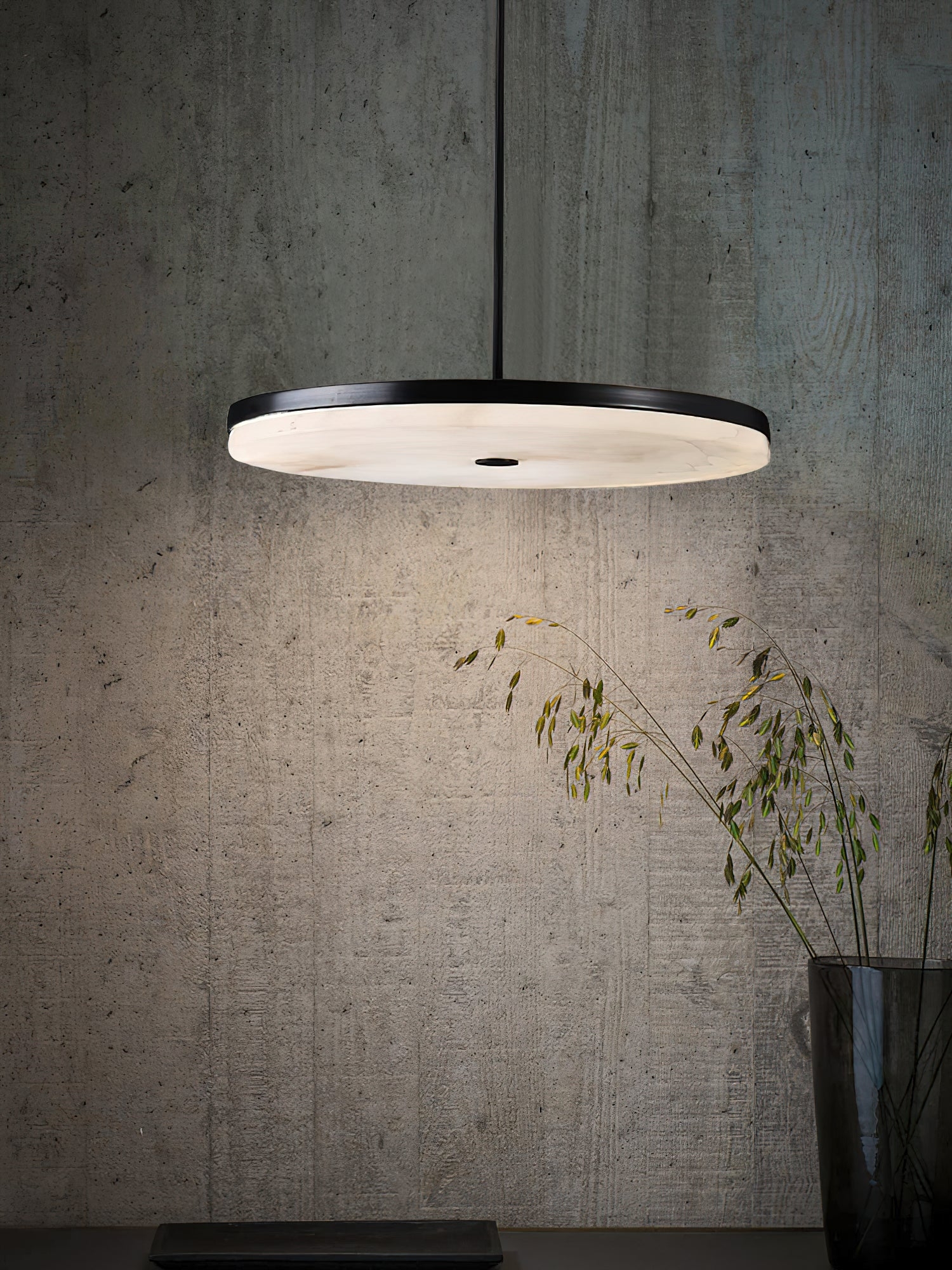 Lampa wisząca Lit Wyatt na tle teksturowanej ściany