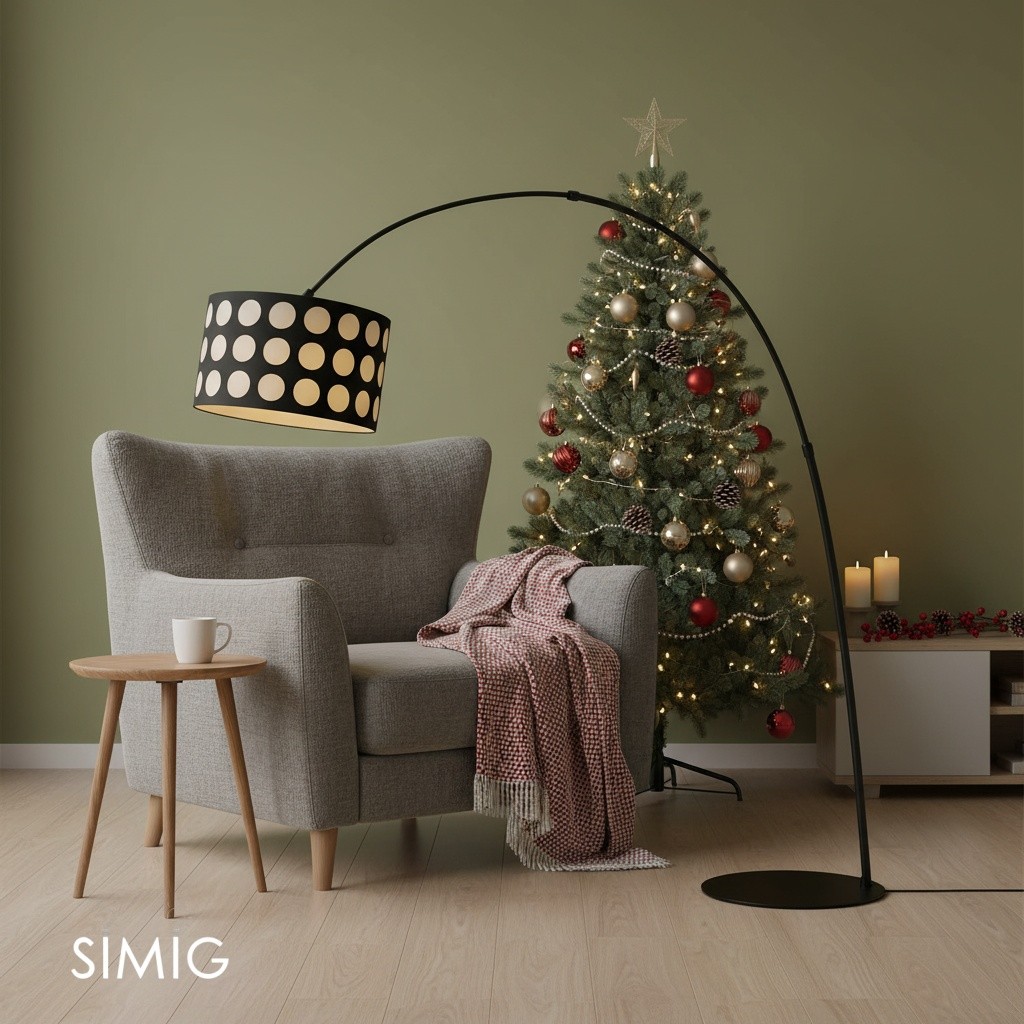 Lámpara de pie de arco junto a una silla decorativa