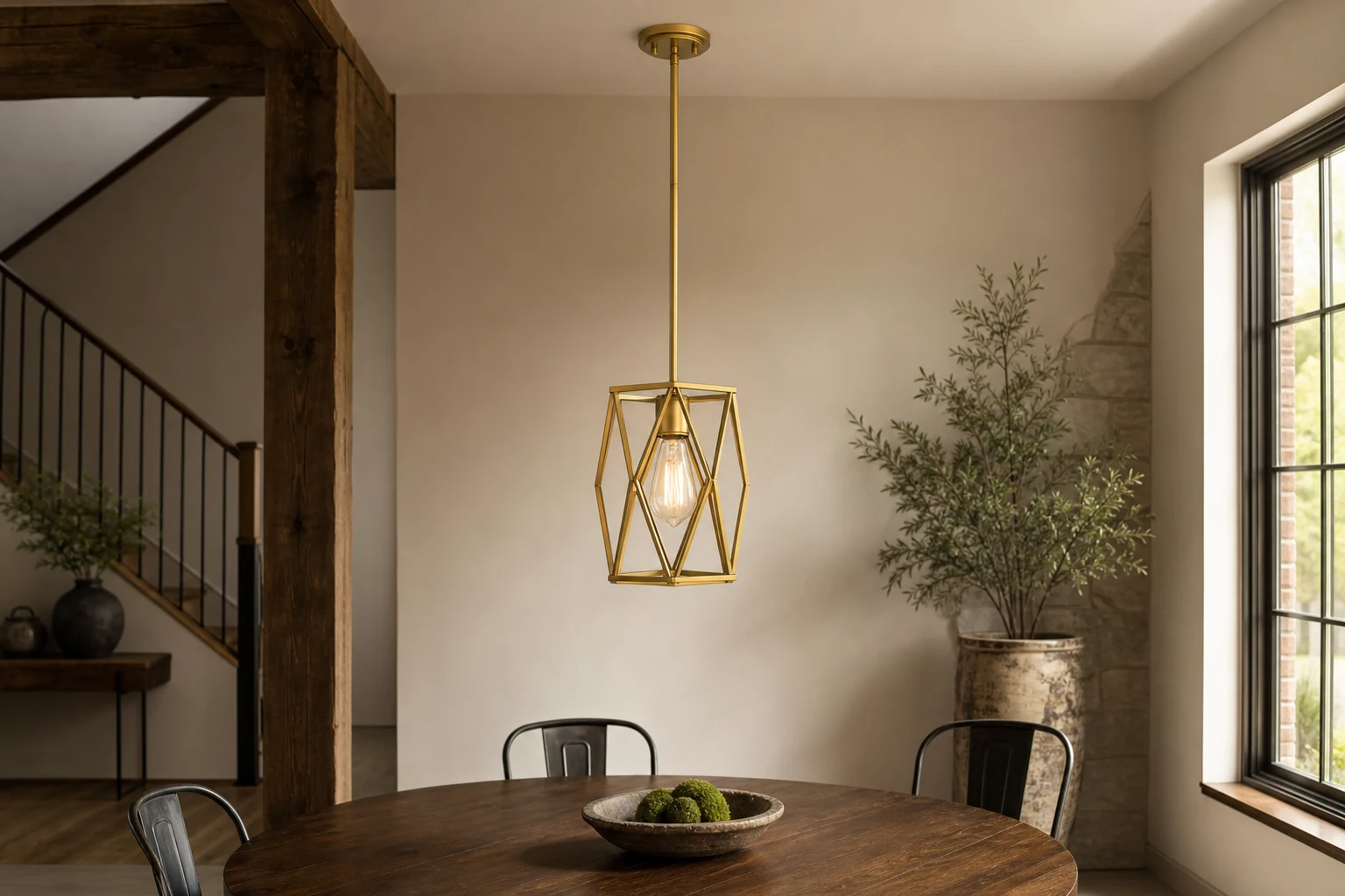 Lampa wisząca z klatką w kolorze antycznego złota, pokazana w stylu pokoju lifestylowego
