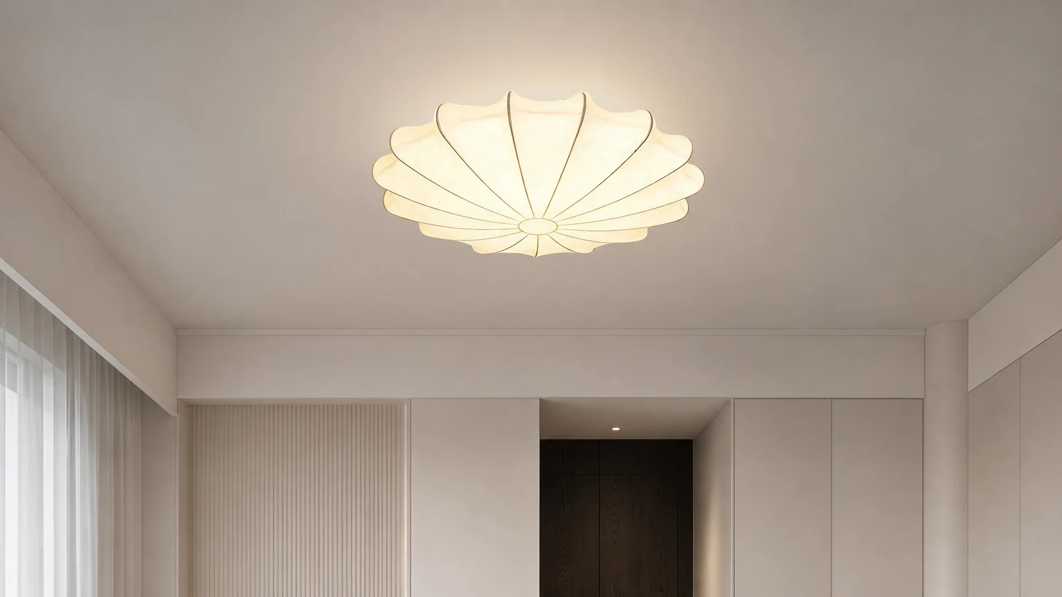 Jedwabna lampa sufitowa S57 w stylu japońskim Wabi-Sabi zainstalowana w spokojnym wnętrzu