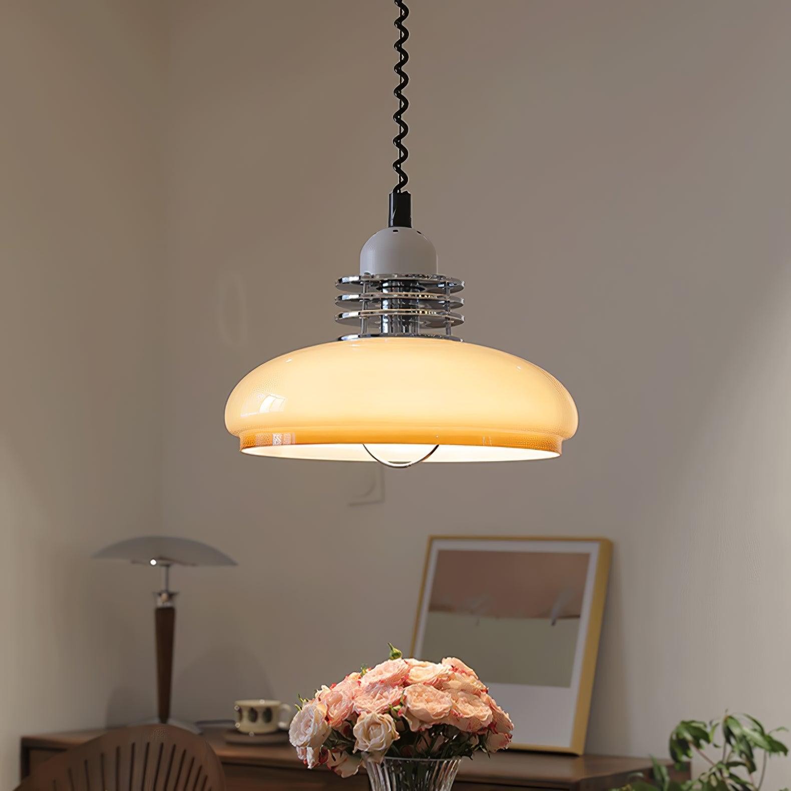 Lampa wisząca wisząca nad stołem w scenie pokoju lifestylowego