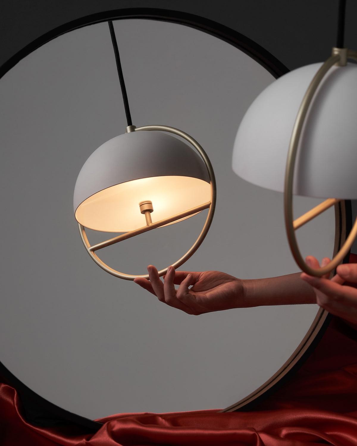 Podświetlana lampa wisząca w dekoracyjnej aranżacji wnętrza