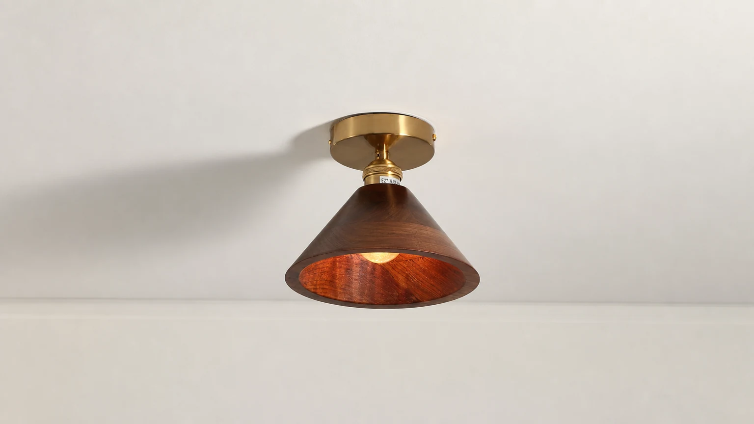 Lampa sufitowa Collar Wood D235 zainstalowana w ciepłym wnętrzu