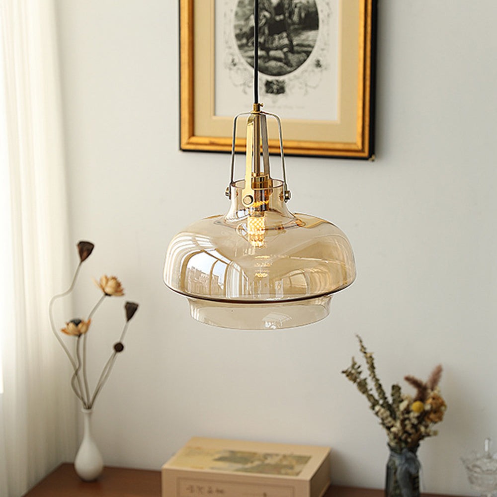 Lampa wisząca nad stołem z grafiką ścienną