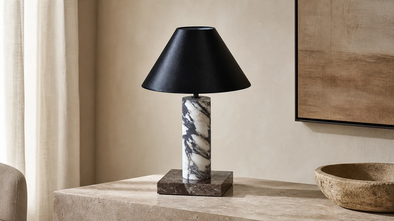 Lampa stołowa Morola D671 w scenie wnętrza z ciepłym kamieniem