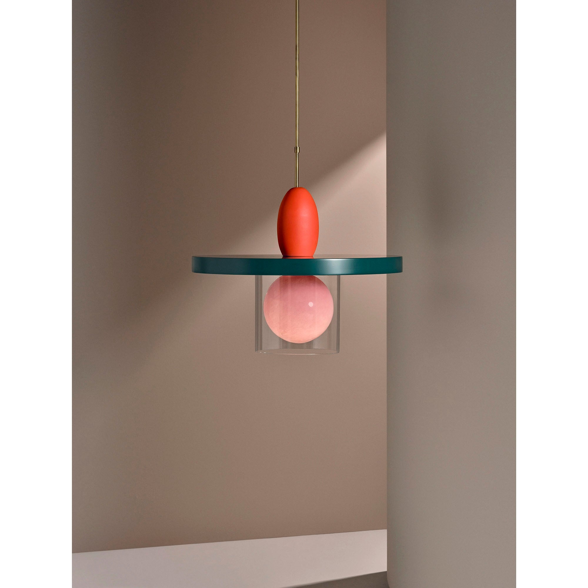 Lampa wisząca Eirene w minimalistycznym narożniku pokoju