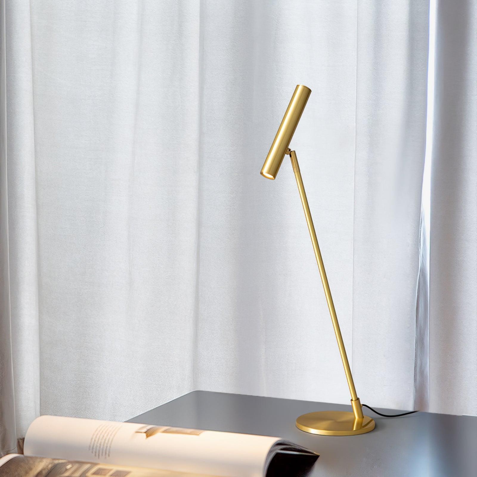 Mosiężna lampka M507 zapalona obok łóżka i okna