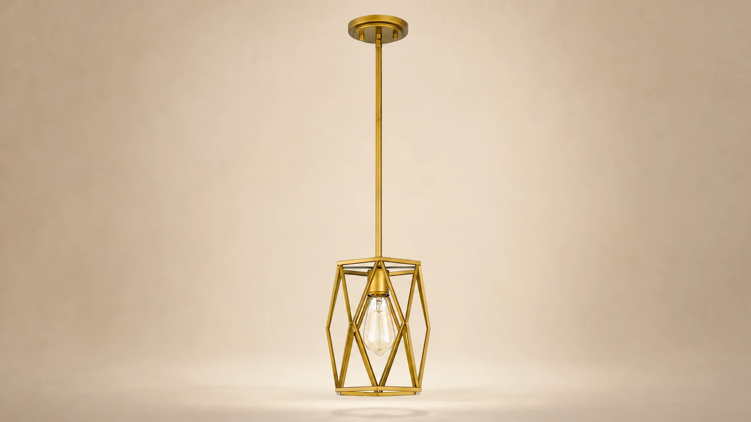 Cylindryczna lampa wisząca z antyczną złotą klatką w ciepłej scenerii pomieszczenia
