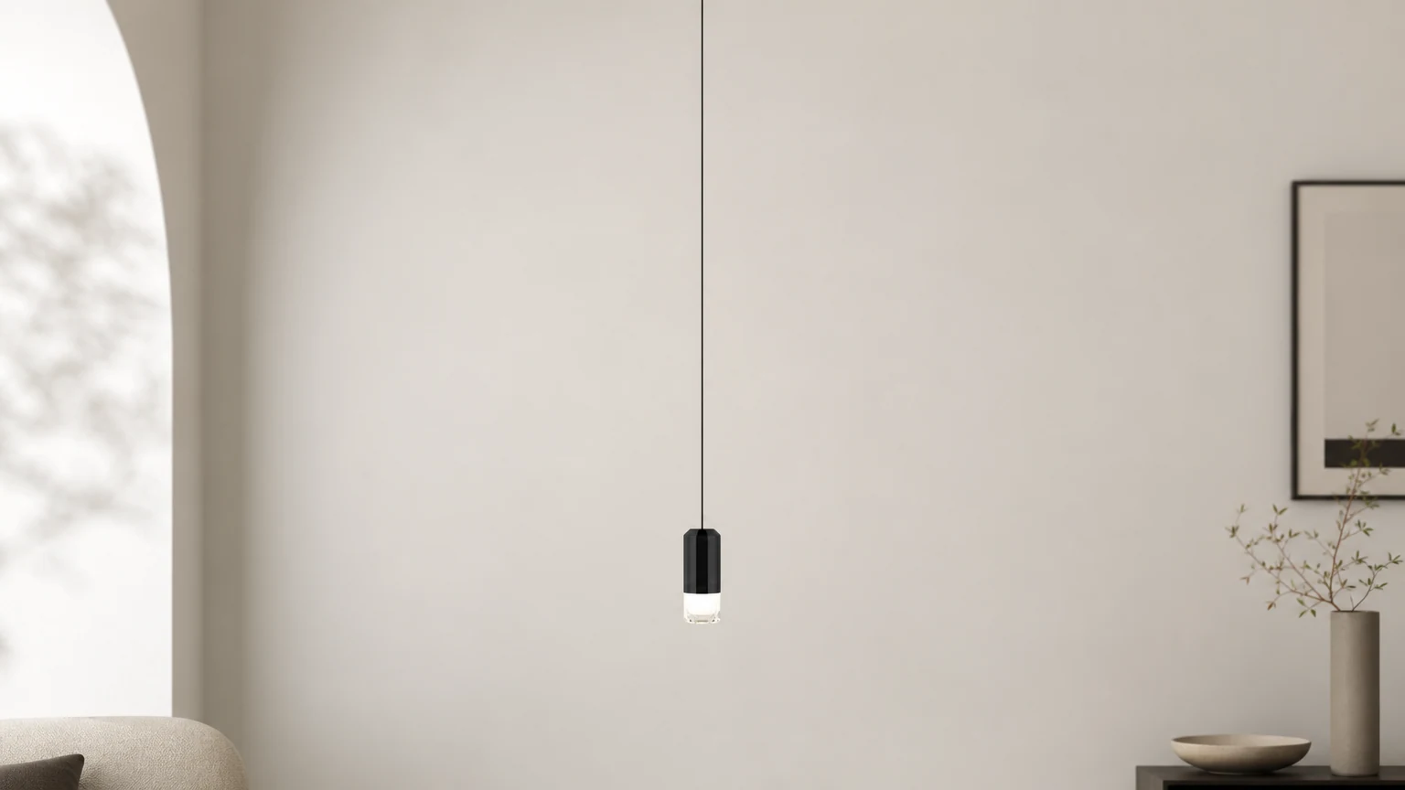 Lampada a sospensione a LED Wireflow nera in stile industriale, dalla forma libera, in un ambiente interno.