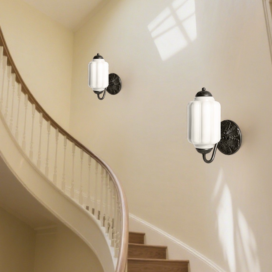 Vegglamper installert langs en trappevegg