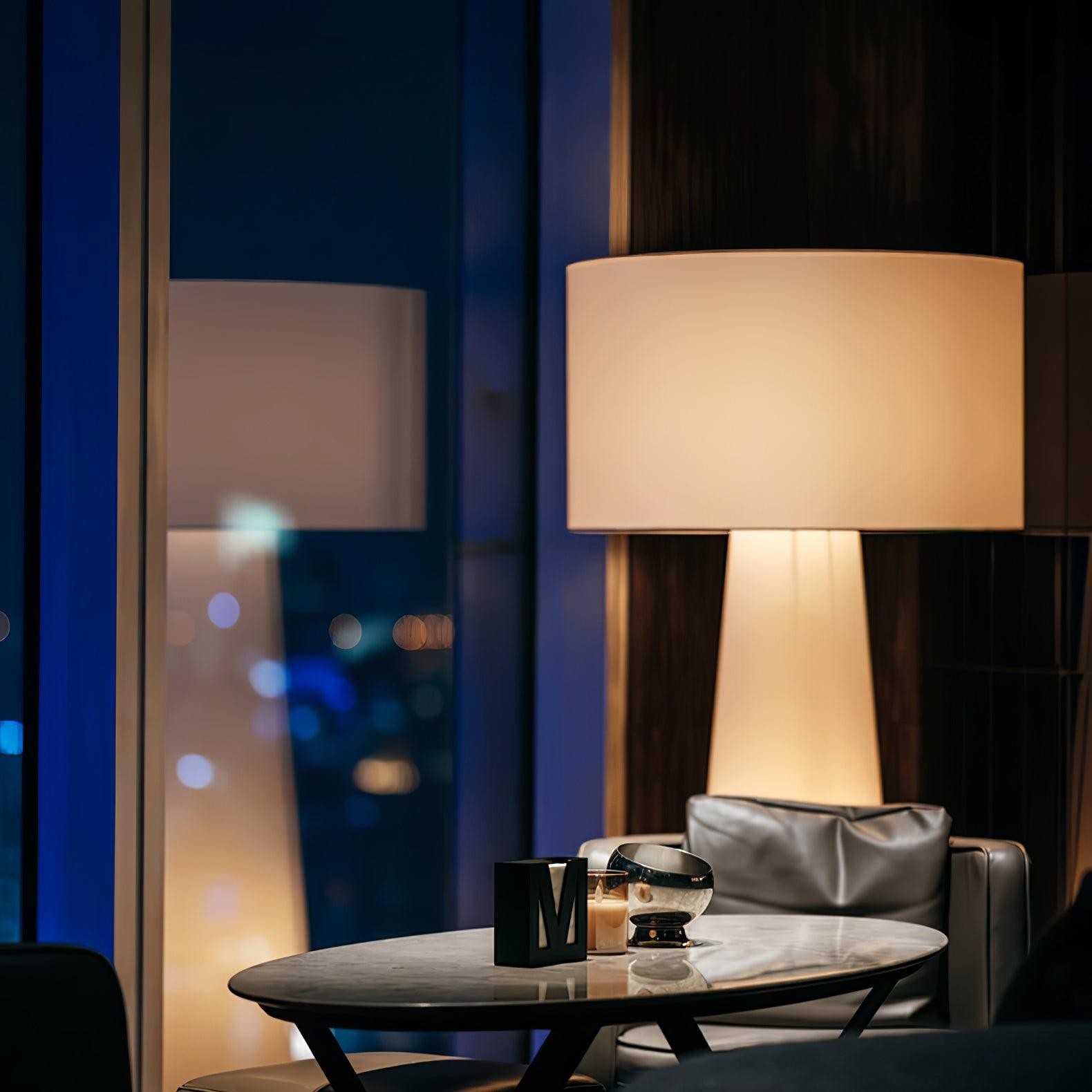 Lampa M76 świecąca w ciepłym, nocnym salonie