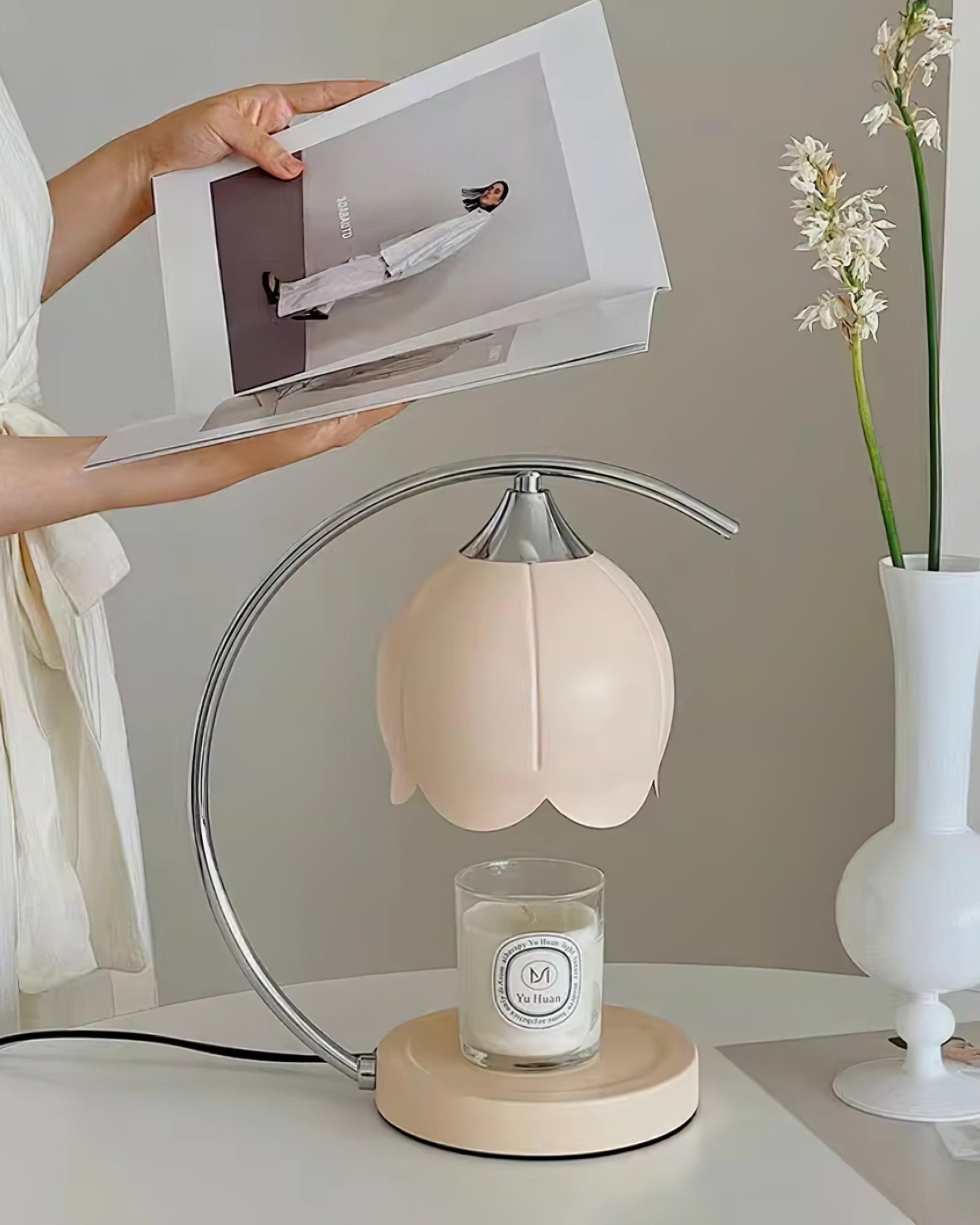 Lampa podgrzewająca do świec z pudełkiem powyżej