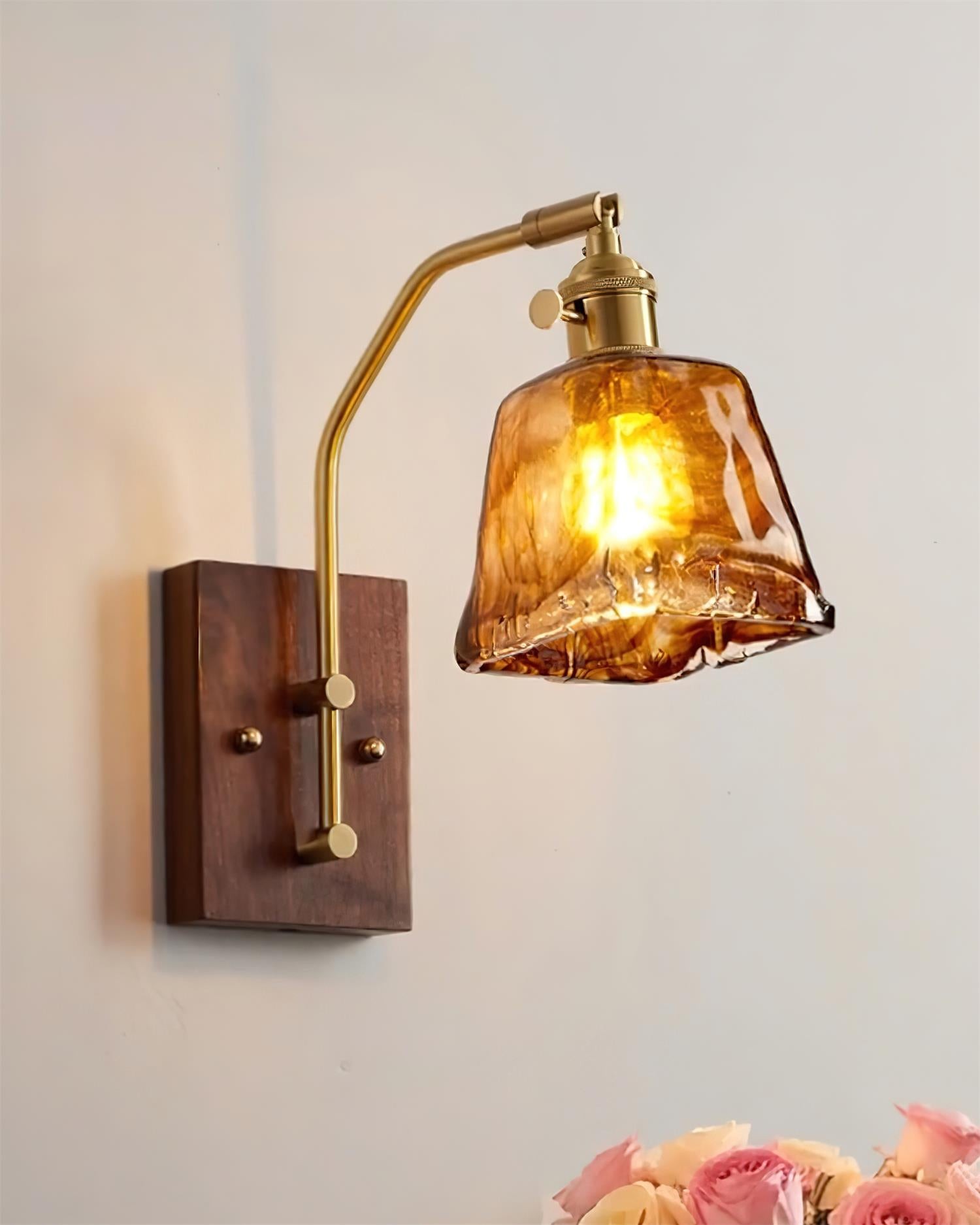 Zapalona lampa ścienna w stylu vintage na zwykłej ścianie